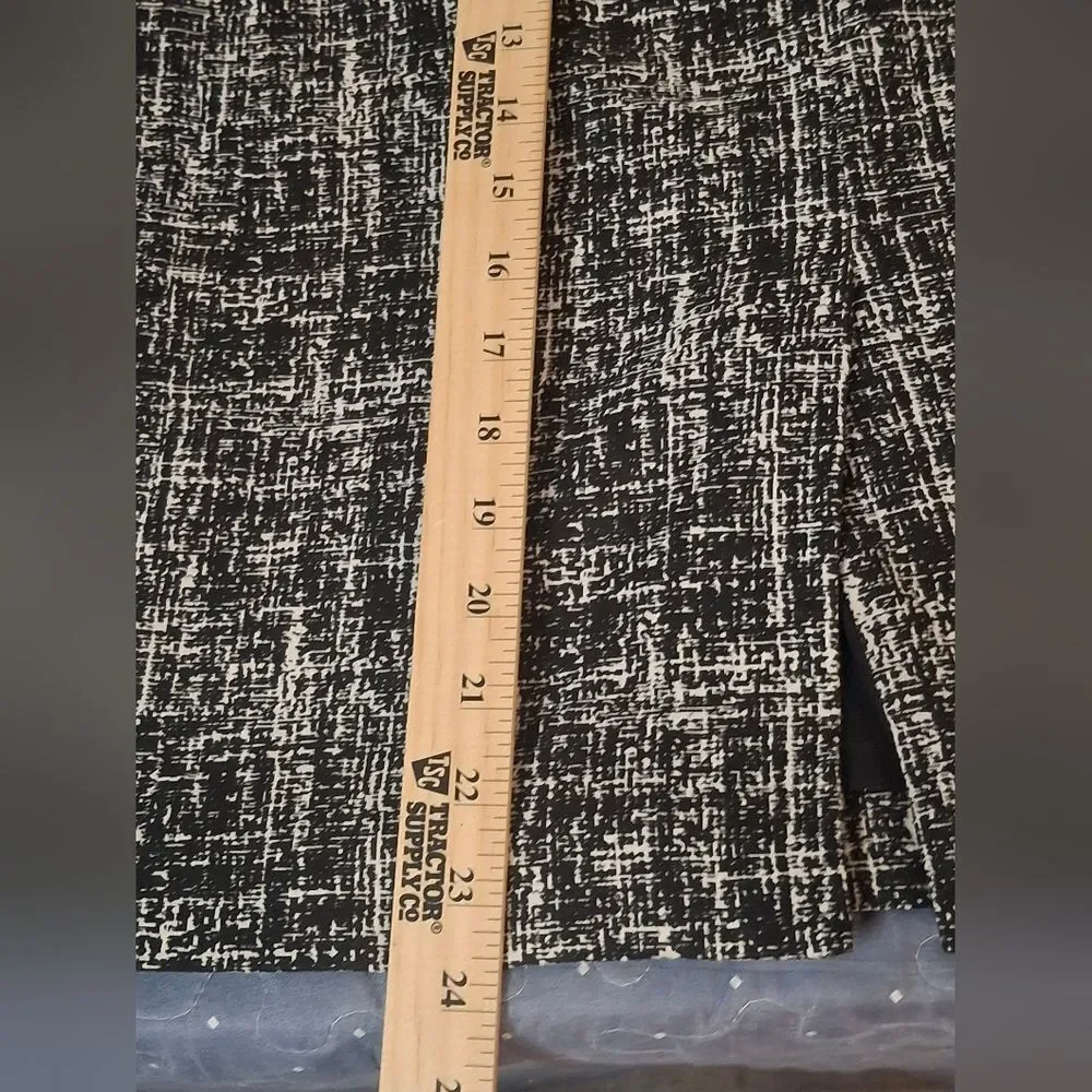 Calvin Klein Black and White Patterned Skirt size 10